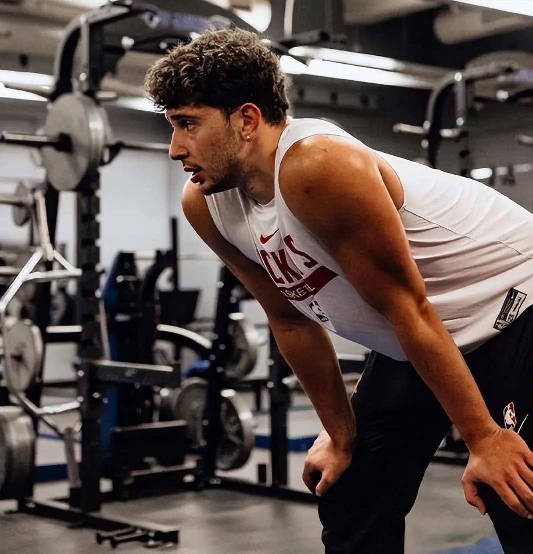 展现出了强, 这就足够了, 他在比赛里 展现出了强, 这就足够了, 他在比赛里