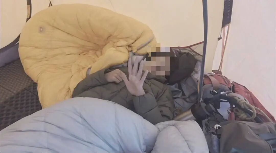 被同行, 孩躺着